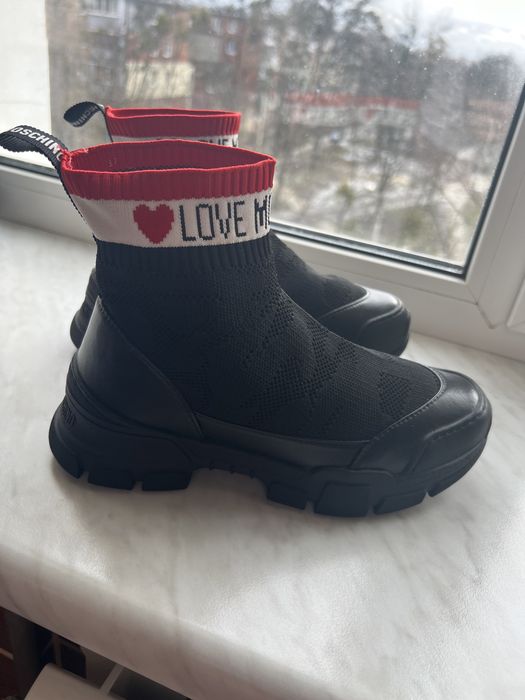 Продам кроссовки Love  Moschino