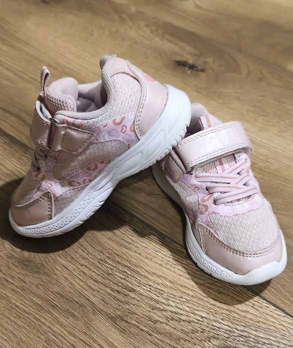 Lekkie adidaski dla dziewczynki r. 24