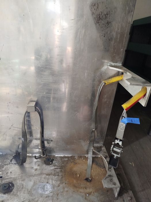 Sprzedam stojak na butle do samochodu