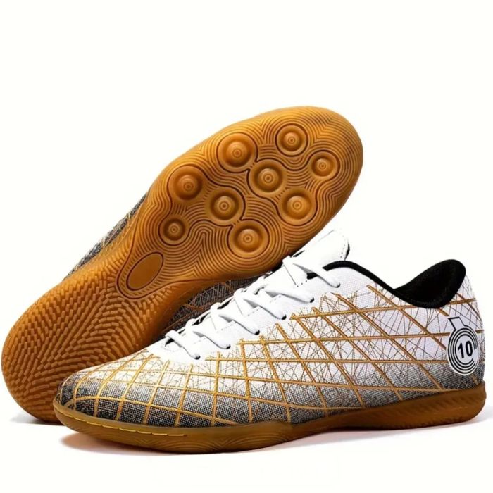 Футбольне взуття бутси,сороконіжки