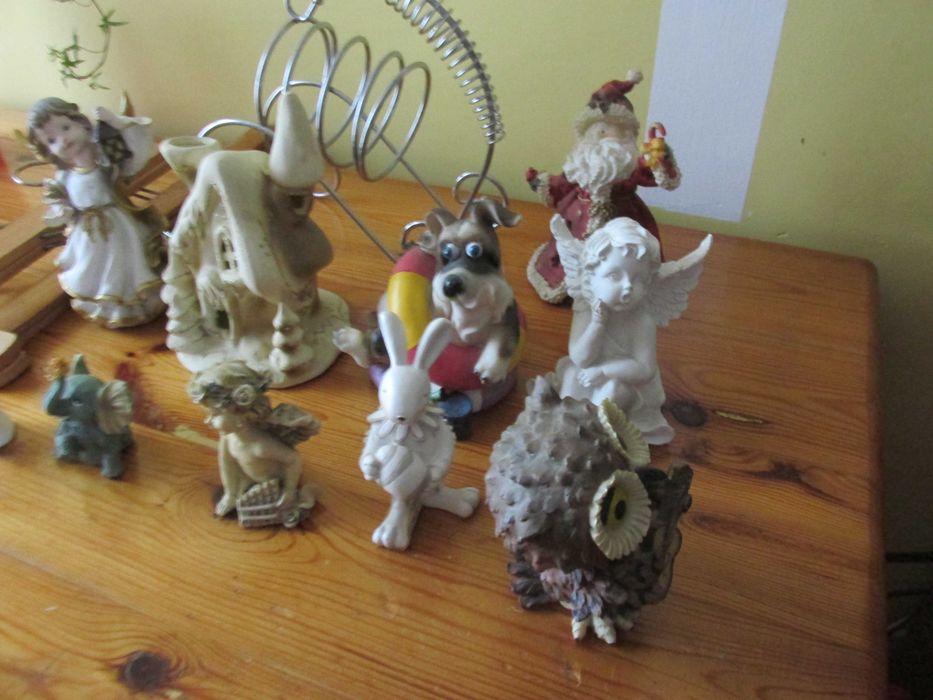 Figurki fajansowe i kolekcjonerskie rzeczy.