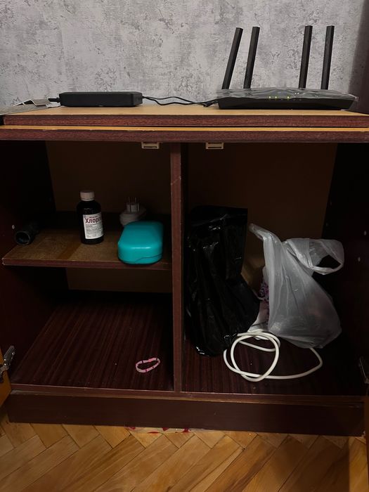 Шкаф із скляними дверками