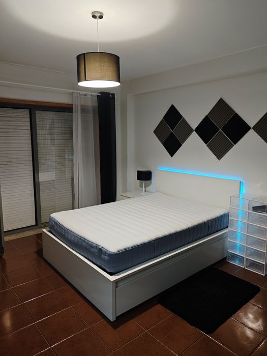 Cama de casal IKEA - MALM c/ 4 gavetões (140 x 200 cm)
