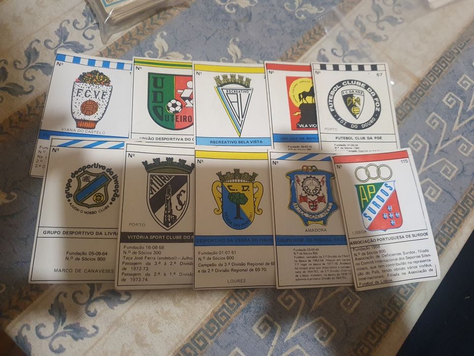 Caderneta incompleta mais os cromos todos de diferentes cadernetas