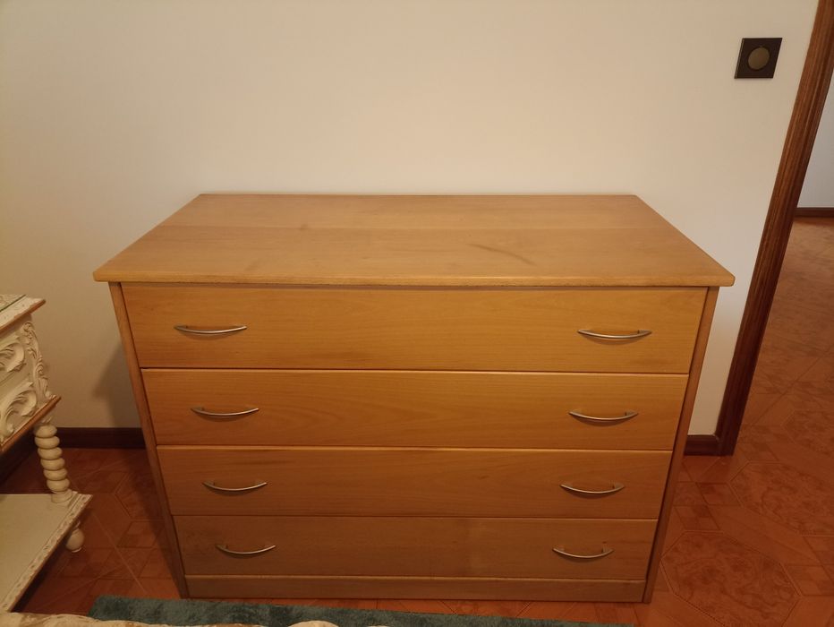 Cama solteiro, cómoda e mesa de cabeceira