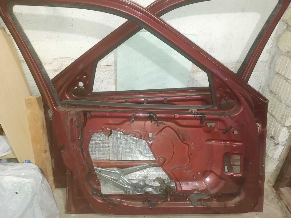 Двері BMW E36 ліві передні та задні, молдинги.