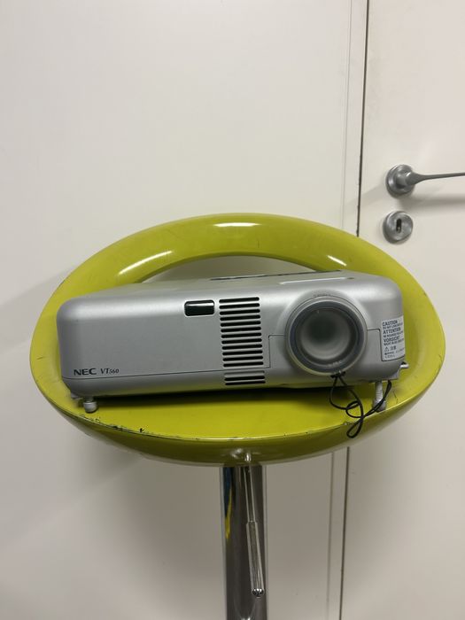 Projetor NEC com cabo