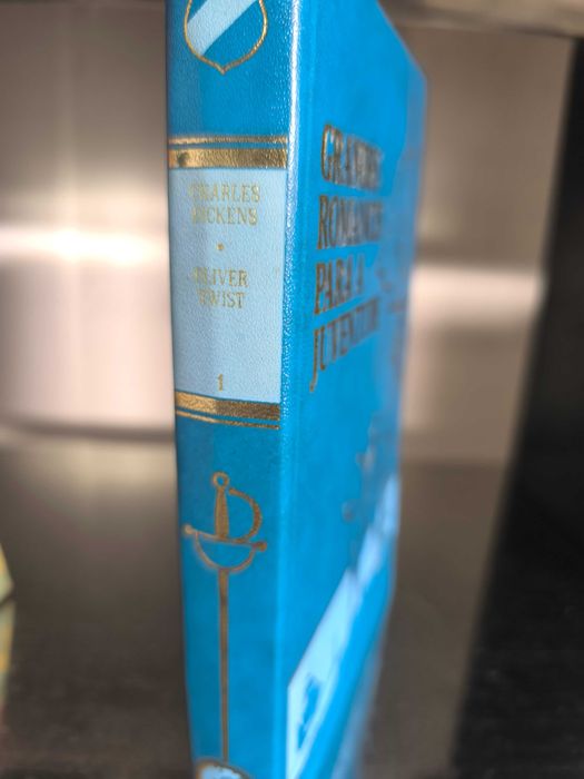 Oliver Twist (Volumes I e II) — Charles Dickens — Edição Encadernada