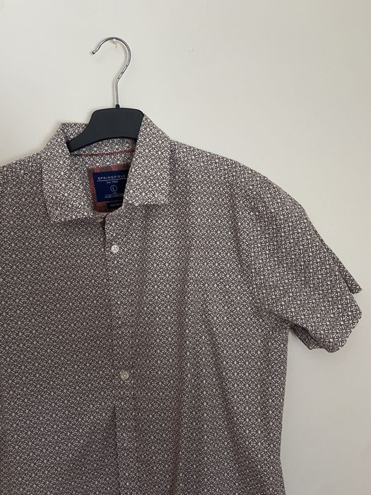 Camisa cinzenta com padrão