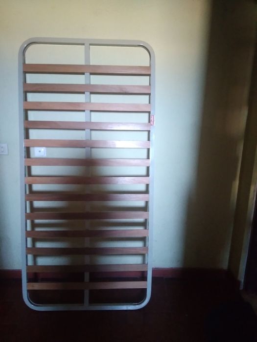 Estrado de cama de solteiro