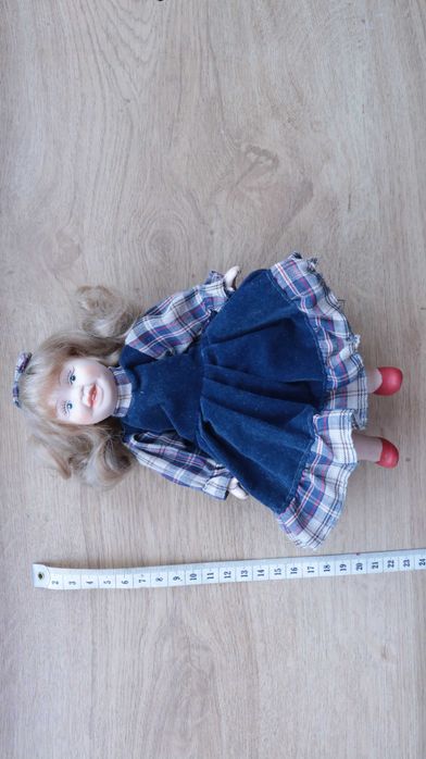 Boneca de porcelana sorridente