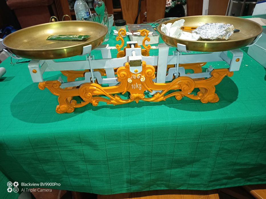 Uma balança lindíssima seja em pintura  como no próprio modelo
