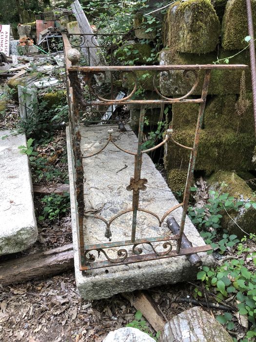 Varanda em granito com cahorros e gradeamento