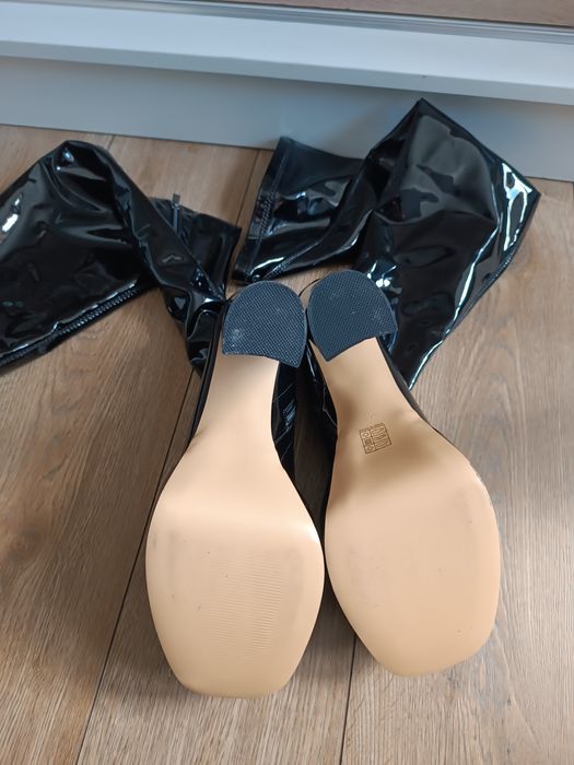 Czarne kozaki na wysokim obcasie