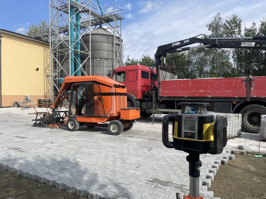 Спецтехніка  .  Основа  під бруківочне  та інші покриття