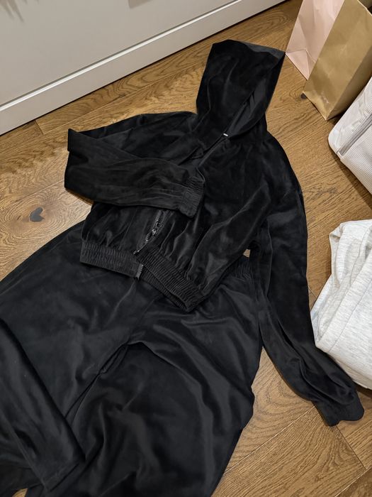 Чорний велюровий костюм