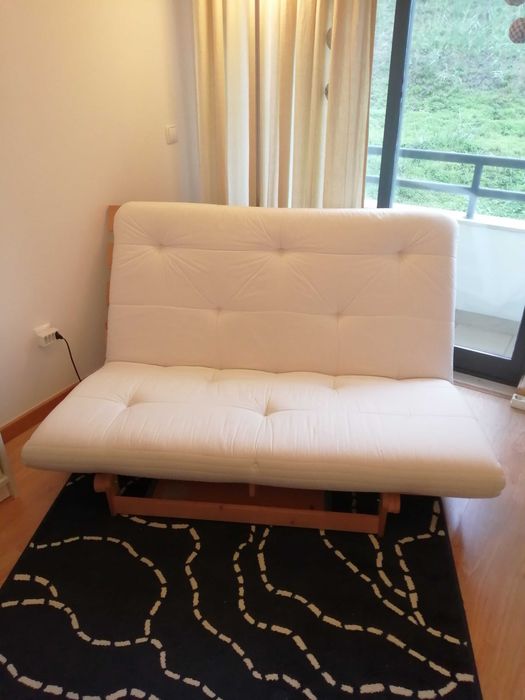 Sofá-cama desdobrável com estrutura em pinho e colchão