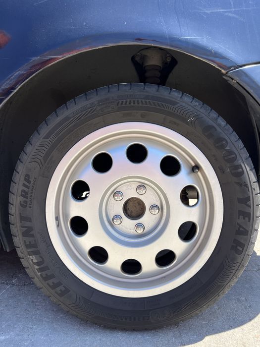 Vendo 5 jantes da moda(vao com mais um par de pneus 195/50/15 e 4 com as tampinhas)