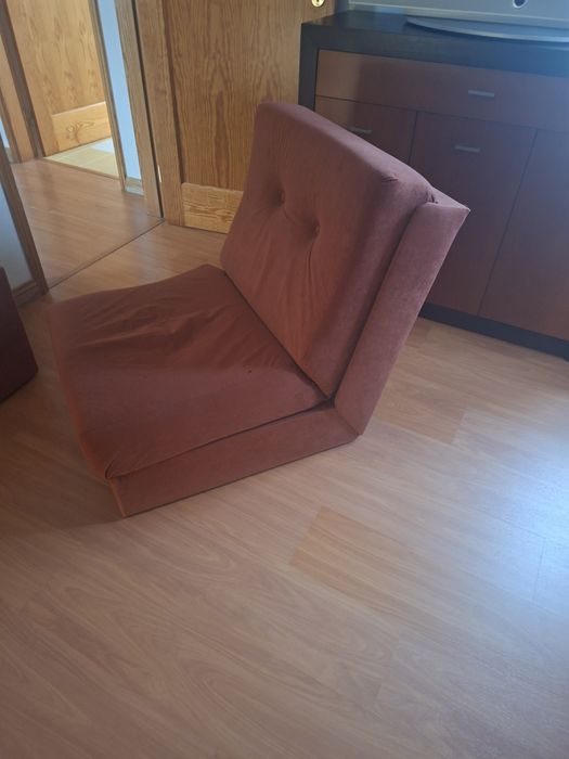 Sofás individuais e puffs 
Faz cama.
Como vendo 2 (40€/cada) consegue fazer uma cama de casal, em caso de necessidade.
2 pufs do mesmo conjun