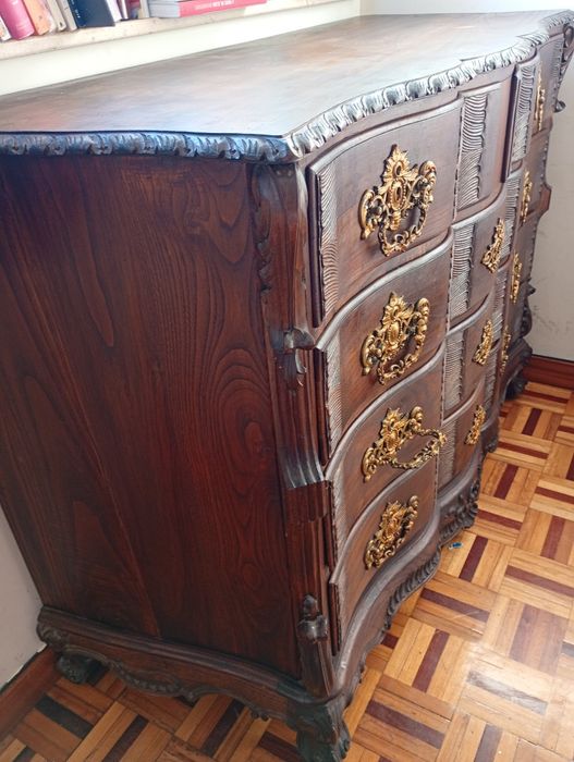 Cómoda antiga em madeira maciça – estilo Luís XV / Rococó