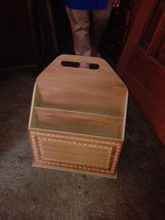 Cadeiras, porta revistas, tabuleiros, mesa de chá...