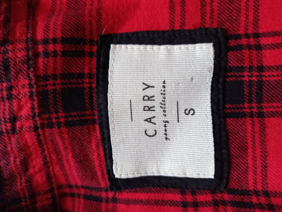 Wyjątkowa w czerwono czarną kratę z tyłu nadruk koszula marki CARRY S.