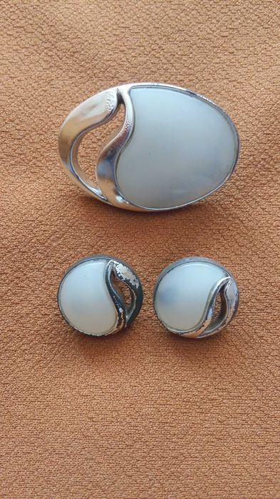 Broszka i klipsy białe ze srebrnym kolorem.Komplet.