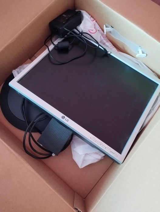 Монитор LG1750 для компьютера