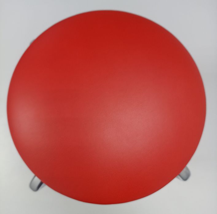 Червоні стільці офісні