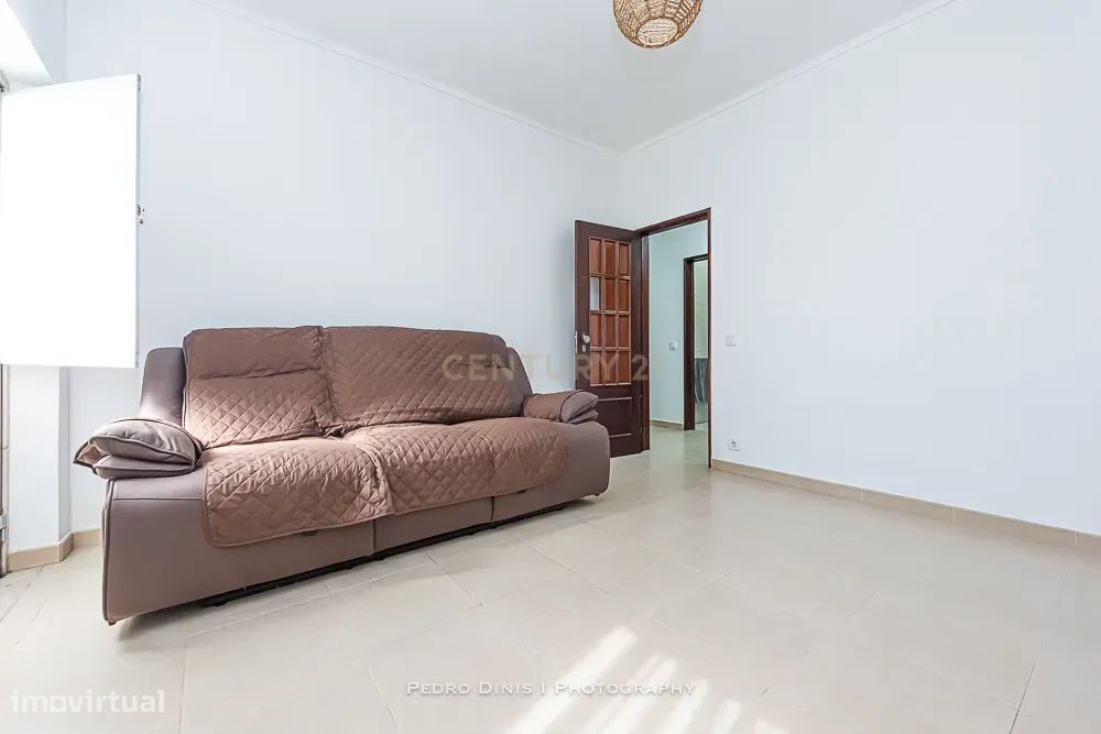 Moradia de 6 assoalhadas c/ garagem SEMI-RENOVADA