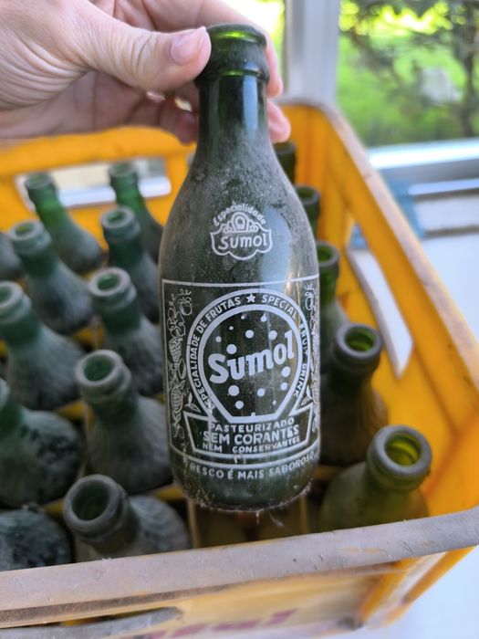 Grade de garrafas de sumo antigos