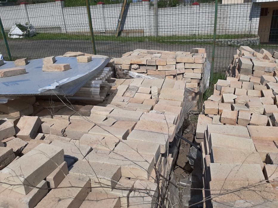 Продам кирпич,и ж/б изделия Б/У