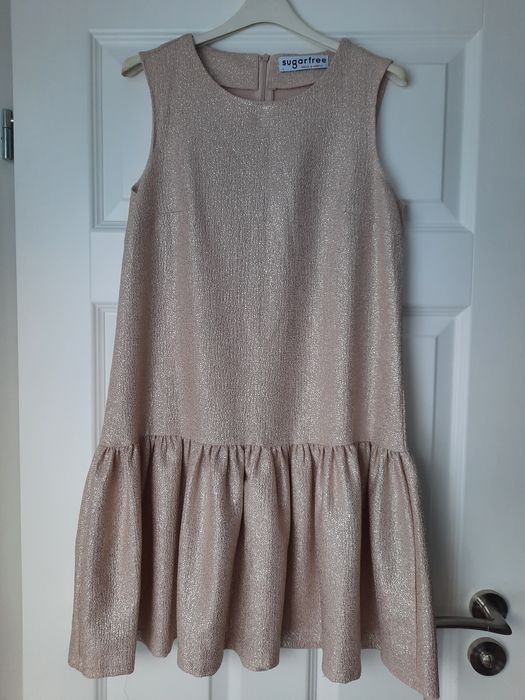 Sukienka z falbanką złota