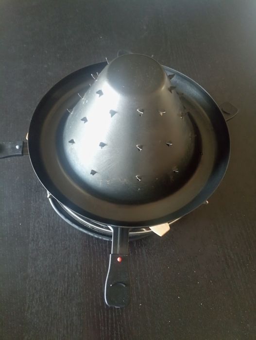 Grelhador/raclette com recipientes para queijo e espátulas
