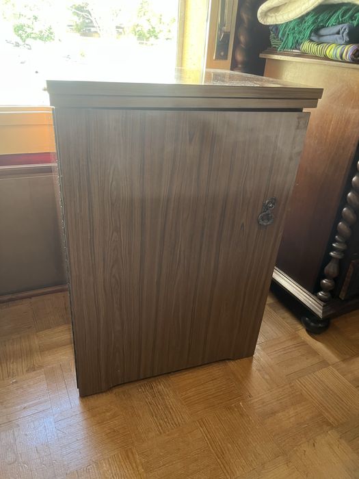 Móvel máquina de costura Singer com pedal