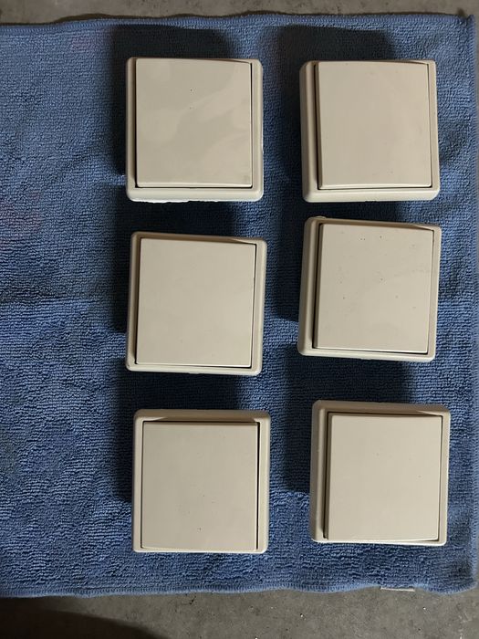 Tomadas, interruptores, comando dos estores...