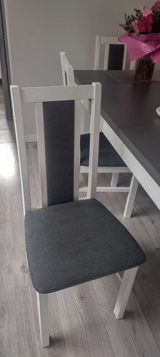 Stół plus krzesła