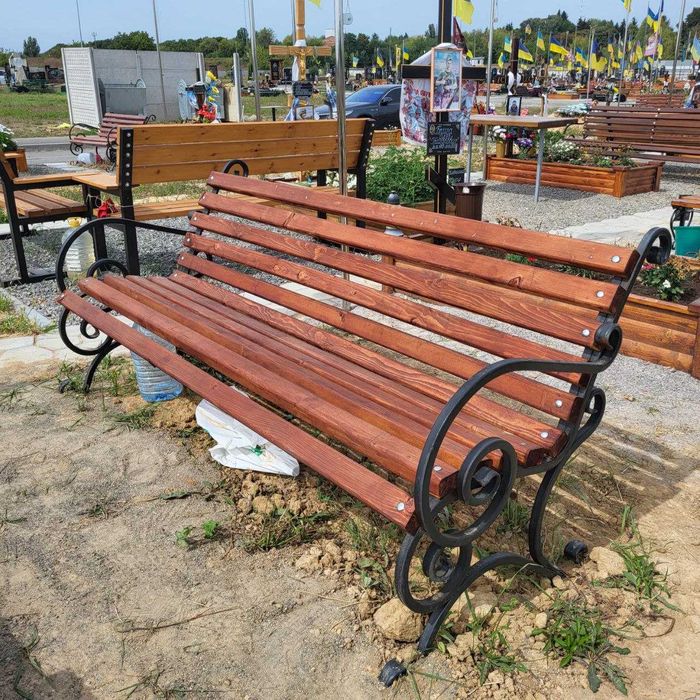 Догляд за могилами: прибирання, фарбування