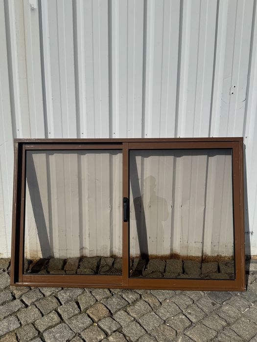 Janela de correr de 2 folhas em  bom estado