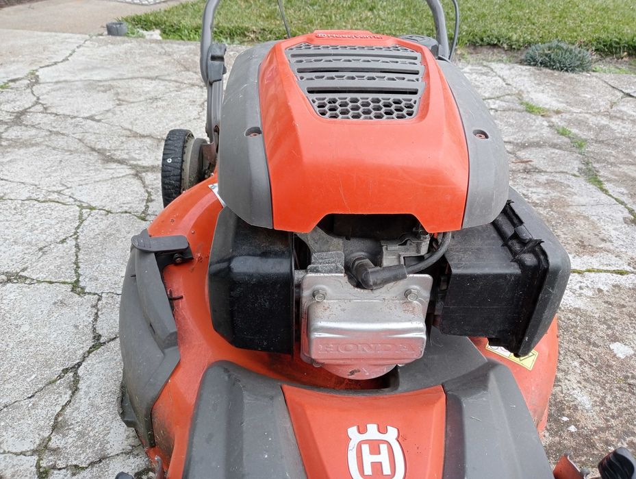 Máquina de cortar relva