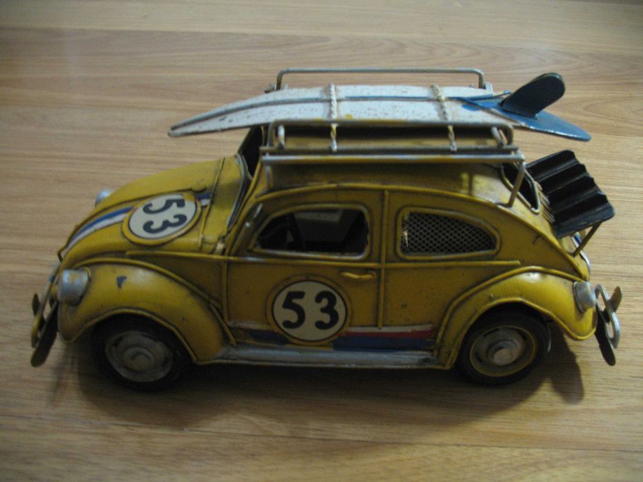 Mealheiro em forma de carro em chapa