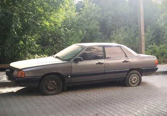 Автомобіль Audi 100.