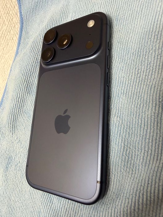 iPhone 17 Pro, Deep Blue, 512 gb, neverlock. 23 циклу зарядки