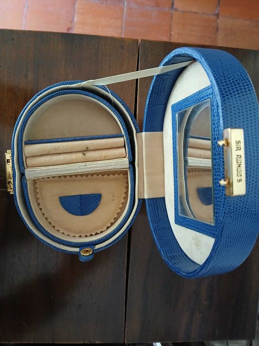 Porta jóias em pele dom chave,da marca Sir Rondo's. Excelente estado
