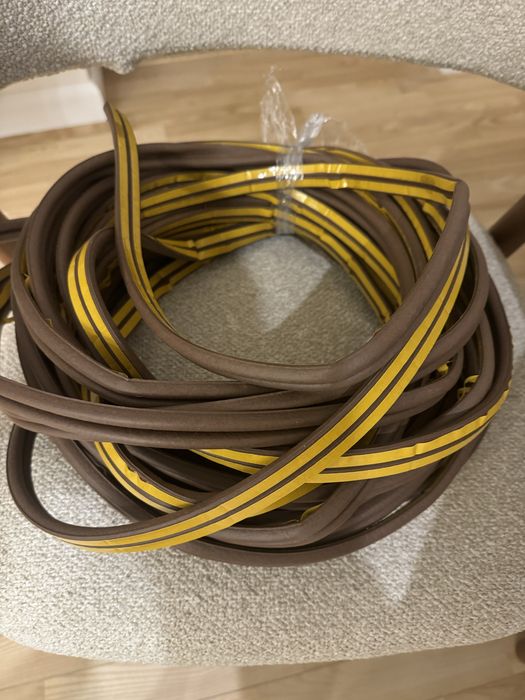 Uszczelka EPDM uniwersalna profil D 9 x 7.5 mm brązowa samoprzylepna
