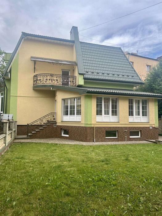 Продається будинок в центрі міста