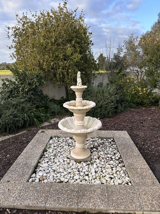 Fonte de pedra com imagem