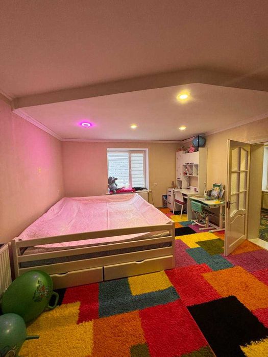 Домоволодіння з магазином у с. Брусниця