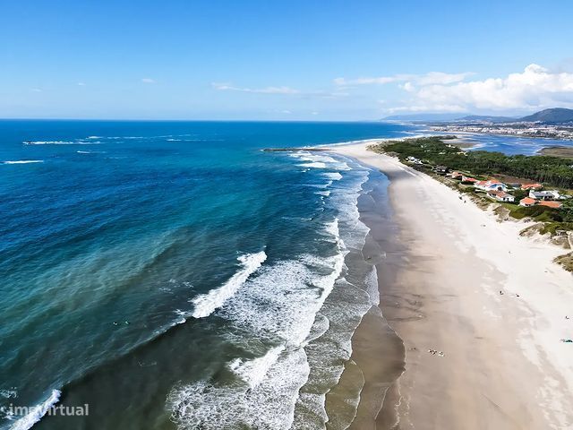 Moradia T2 com piscina entre o rio e o mar