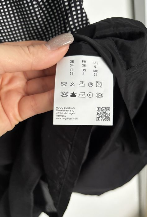 Hugo Boss-czarna sukienka